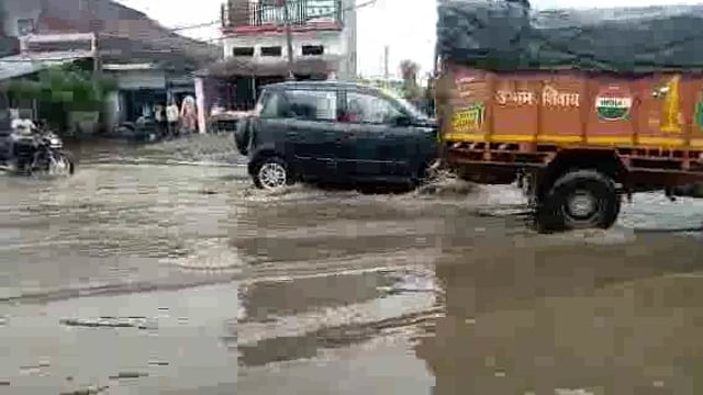 गोंडा वजीरगंज में हल्की सी बारिश ने खोली विकास की पोल