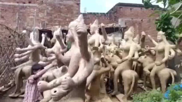 जालौन:मूर्तिकारों को आस, इस बार अंबे मैया लगाएंगी बेड़ा पार
आस्था पर महंगाई का साया कैसे पार होगी मूर्तिकारों की नैया