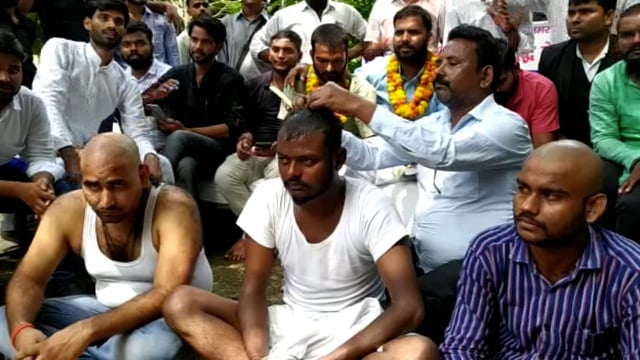 इलाहाबाद केंद्रीय विश्वविद्यालय में छात्रों ने फीस वृद्धि के विरोध में सिर मुंडवा कर जताया विरोध