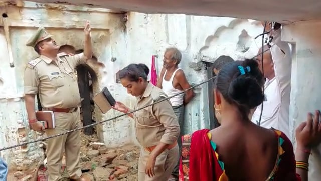 जालौन
पिछले कुछ दिनों से लगातार हो रही बारिश की वजह से भर-भराकर गिरे मकान में दम्पत्ति दबे
पति की मौत पत्नी गंभीर घायल 