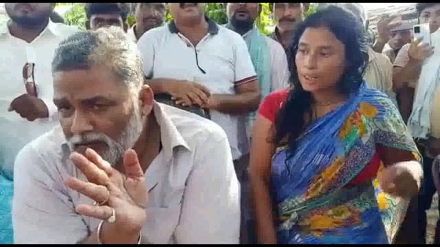 जाप सुप्रीमो राजेश रंजन उर्फ पप्पू यादव प्राणपुर पहुंचकर पुलिस कस्टडी में मृतक प्रमोद के परिजनों से की मुलाकात 