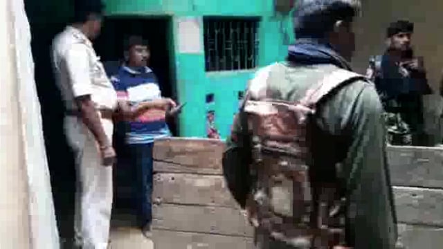 तारापुर दक्षिण बिहार ग्रामीण बैंक में गबन के मामले में फरार अभियुक्त के घर कुर्की की कार्रवाई की गई