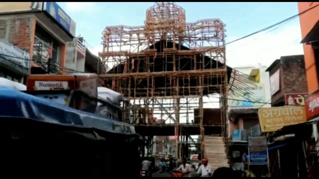 गोंडा: माता रानी के आगमन की तैयारी में पंडाल सजाने में लगे कारीगर देखिए रिपोर्ट