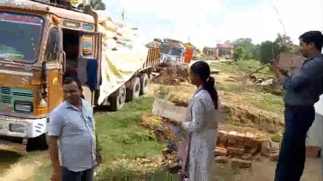 डीएम के निर्देश पर बीडीओ ने गौरा बाजार के समीप से एक ट्रक अरवा चावल किया बरामद