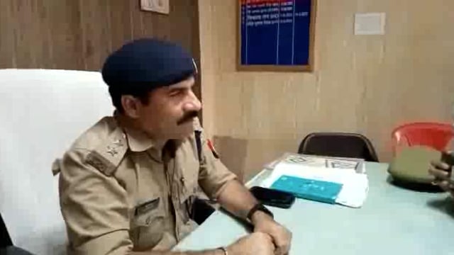 आगामी नवरात्रि के पर्व को लेकर दिबियापुर थाना क्षेत्र के लोगों के साथ पीस कमेटी की सीओ सिटी सुरेंद्र नाथ यादव ने की बैठक