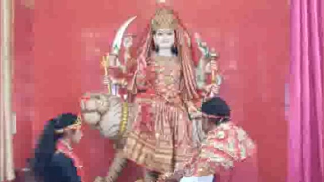 खिरियावा बाजार के दुर्गा मंदिर में क्षेत्रीय गायक अमेंद्र लाल यादव के द्वारा देवी गीत को लेकर किया गया वीडियो शूटिंग