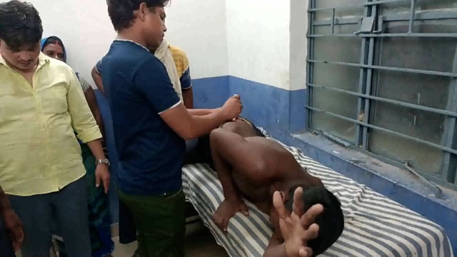 सर्पदंश के हुए शिकार अकहा कुरहा निवासी रमेश पासवान का पीएचसी सूर्यगढ़ा में किया गया इलाज