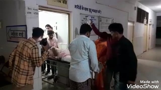 खबर औरैया से ,आवारा मवेशी आ जाने से बाइक सवार गंभीर रूप से घायल इंडिया।ऑयल चौकी के समक्ष का मामला