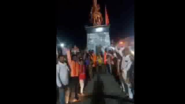 न्यायालयाने दसरा मेळाव्यासाठी परवानगी दिल्याने उदगीरात शिवसेनेचा फटाके फोडून जल्लोष