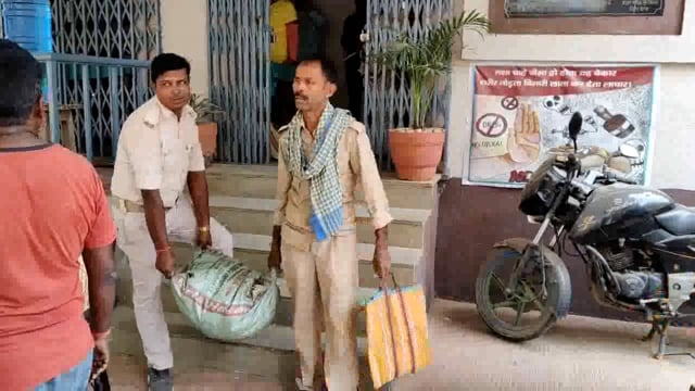 तारापुर थाना ने वाहन जांच के क्रम में 25 लीटर महुआ शराब बरामद।