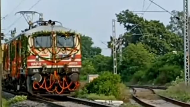 बहराइच से वाराणसी के बीच चलने वाली वाराणसी बहराइच इंटरसिटी एक्सप्रेस ट्रेन दो हफ्तों के लिए निरस्त