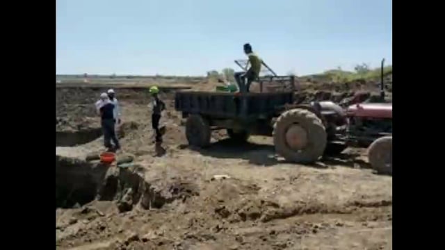 चालते ट्रॅक्टर मधून वाळू तस्करांनी कोतवालास दिले ढकलून; सोनार सिद्ध जवळील घटना