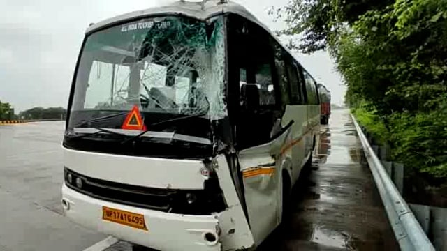 ईरान के सैलानियों की बस यमुना एक्सप्रेस वे के डिवाइडर से टकराई 3 लोग हुए घायल