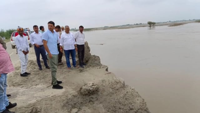 नवाबगंज क्षेत्र अंतर्गत डेमुवा घाट पर लगी कटान का जिलाधिकारी व उप जिलाधिकारी ने किया निरीक्षण