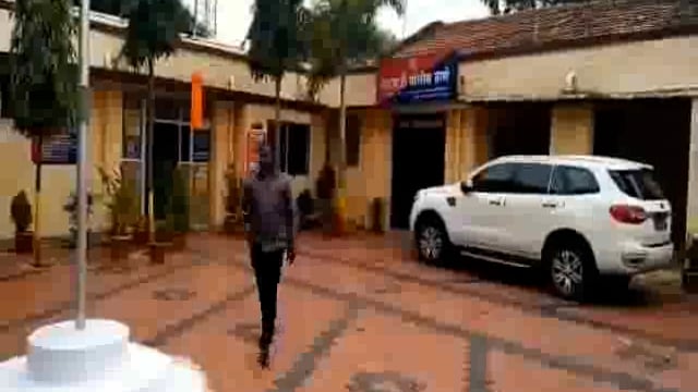 आटपाडी त वाळू तस्करांनी धावत्या ट्रॅक्टर मधून कोतवालास ढकलले