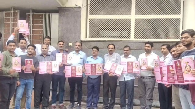 कोसीकला में अग्रवाल सभा द्वारा हुआ कार्यक्रम पुस्तिका का विमोचन जिसमें सभी पदाधिकारी मौजूद रहे