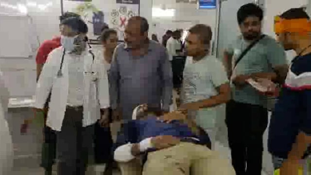 तेज रफ्तार कार की टक्कर से बाइक सवार 2 युवक गम्भीर रूप से घायल