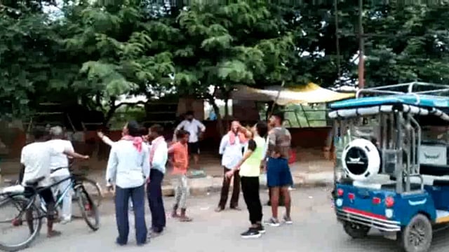 होल्डिंग लगा रही युवक की करंट लगने से मौत