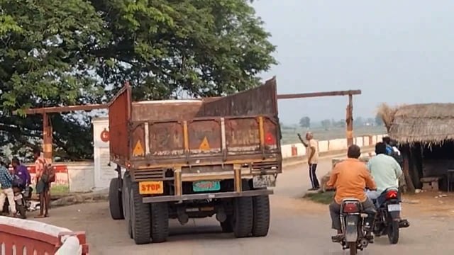 टोंस नदी के जर्जर पुल से प्रतिबंध के बाद भी बड़े वाहन कर रहे परिवहन, हो सकता है बड़ा हादसा#Prayagraj 