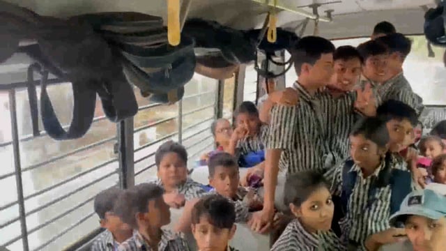 स्कूल बस चालक उड़ा रहे मानकों की धज्जियां