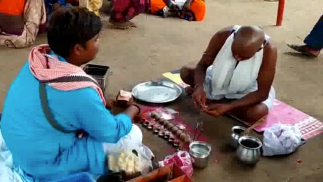 पितरों के मोक्ष की प्राप्ति के लिए अरैल व संगम तट पर हजारों लोगों ने किया पिंडदान