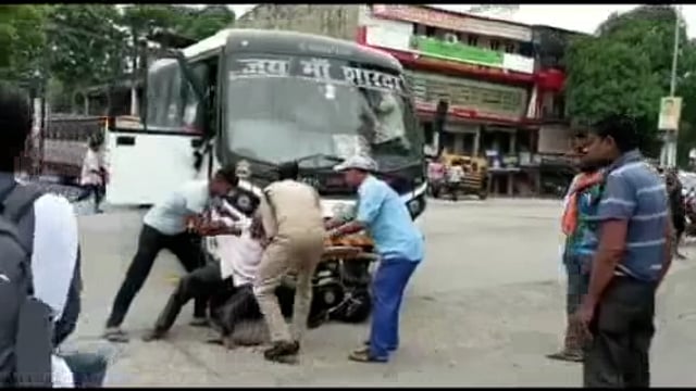 गोंडा: अयोध्या की तरफ से आ रही प्राइवेट बस में बाइक सवार को मारी टक्कर गंभीर रूप से हुआ घायल