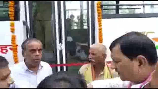 गोंडा: गौरा विधायक ने गोंडा लखनऊ दिल्ली के लिए रोडवेज बस सेवा को हरी झंडी दिखाकर किया रवाना