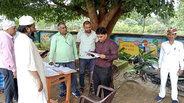 जांच के दौरान बीएलओ मिला अनुपस्थित 1 दिन का वेतन काटने का निर्देश