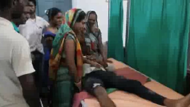 लालगंज के अंबारा पश्चिम गांव के पास मवेशी की टक्कर लगने से बाइक सवार युवक गंभीर रूप से हुआ घायल।