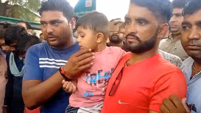 गोवर्धन में बच्चे का अपहरण कर ले जा रहे साधु वेषधारी को जनता ने पकड़ कर की जमकर मजामत ,किया पुलिस के हवाले ।