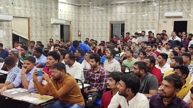 पुणे जिल्ह्यात Mpsc व upsc विध्यार्थी व विध्यार्थीनीला काल  विधानपरिसद आमदार गोपीचंद पडळकर यांनी मार्गदर्शन