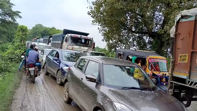 भसना से दलन तक बड़े वाहनों की लगी रही घंटो जाम राहगीर रहे परेशान
