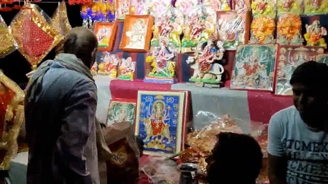 दुर्गा प्रतिमाओं को पूजा के लिए लाया गया दुर्गा पंडालों में#Prayagraj 
