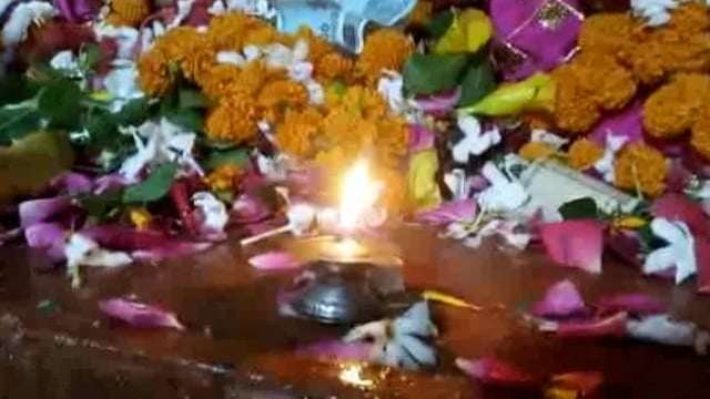 सरेनी क्षेत्र के गंगासौ घाट पर माता संकटा के दर्शन करने के लिए श्रद्धालुओं की उमड़ी भीड़।