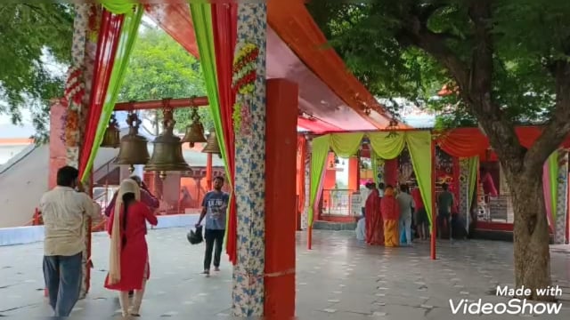 औरैया शहर से 5 किलोमीटर दूर स्थित मां मंगला काली के मंदिर में सुबह से ही दिखी भक्तों की भीड़