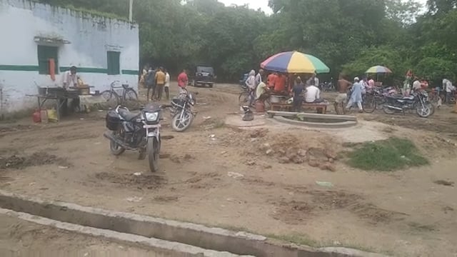 वजीरगंज के सिद्ध पीठ बालेश्वर नाथ मंदिर पर नवरात्रि के पहले दिन उमड़े शिवभक्तों ने किया जलाभिषेक