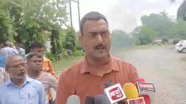 रायबरेली फिरोज गांधी इंस्टिट्यूट ऑफ़ इंजीनियरिंग एंड टेक्नोलॉजीवेतन न मिलने से नाराज शिक्षक व कर्मचारियों ने फूंका पुतला