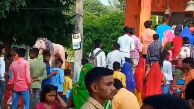 शारदीय नवरात्रि के पहले दिन माता मिढुरिन देवी धाम में श्रद्धालुओं का लगा तांता ,चहुओर रही माँ के जयकारो की गूंज।