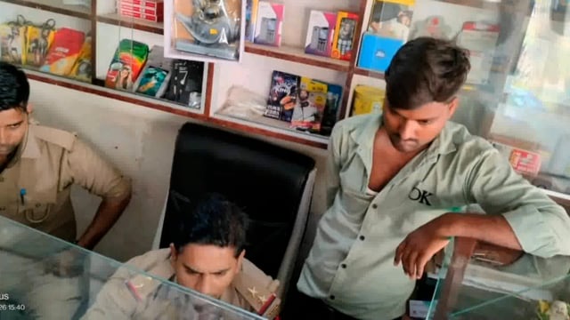 परशदेपुर चौकी पुलिस की गस्त की पोल खोलते हुए अज्ञात चोरो ने एक सहज जनसेवा केन्द्र को बनाया निसाना,पुलिस जाँच में जुटी।