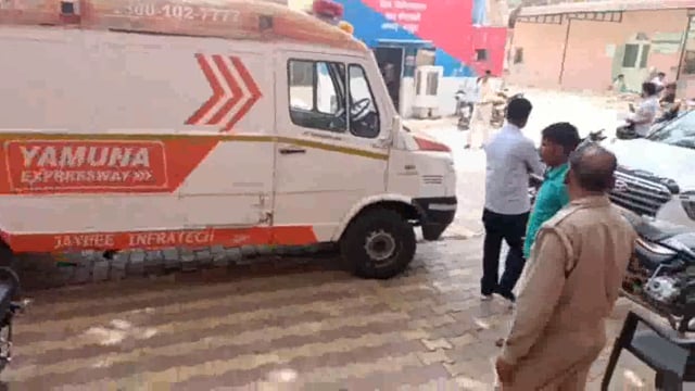 यमुना एक्सप्रेस वे की बाजना कट के समीप अज्ञात वाहन से अज्ञात युवक की हुई दर्दनाक मौत