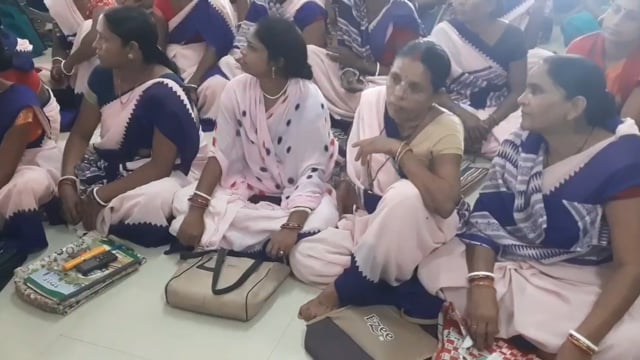 चानन  : सामुदायिक स्वास्थ्य केन्द्र चानन में फाइलेरिया उन्मूलन को लेकर मरीजो के बीच कीट का वितरण। 