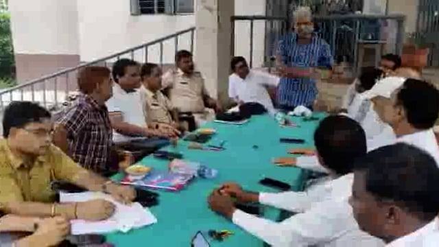 दुर्गा पूजा शांति एवं सौहार्दपूर्ण तरीके से मनाने को लेकर तारापुर थाना पर SDO एवं DSP ने की बैठक