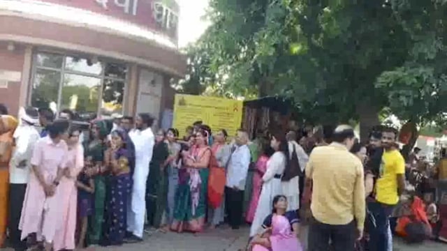 नवरात्रि के पहले ही दिन छटीकरा वृंदावन रोड़ पर स्थित वैष्णो देवी मंदिर के बाहर दर्शन करने को भक्तों की लगी काफी लम्बी ला