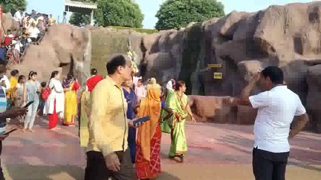 नवरात्रि के पहले दिन छटीकरा वृंदावन रोड़ पर स्थित वैष्णो देवी मईया के दर्शन करने को भारी संख्या में उमड़ी भक्तों की भीड़