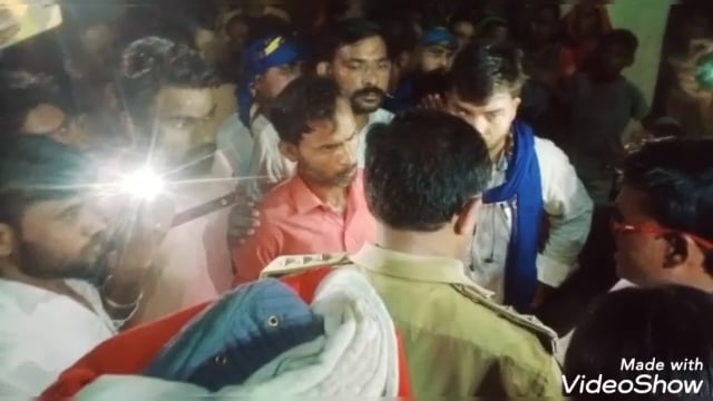 दलित छात्र की मौत पर गुस्साई भीड़ ने पुलिस की गाड़ी में लगाई आग