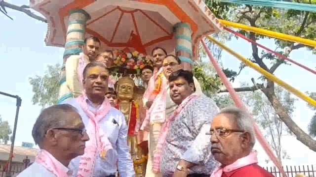 कोसीकला में अग्रसेन चौक पर अग्रसेन जयंती महोत्सव पर सभी अग्र बंधुओं ने किया महाराजा अग्रसेन का पूजन