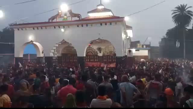 बांका जिले के तिलडीहा मंदिर में जलाभिषेक के उमड़ी भीड़ 