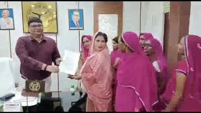 ईरान हिजाब मामले में गुलाबी गैंग ने डीएम को सौंपा ज्ञापन