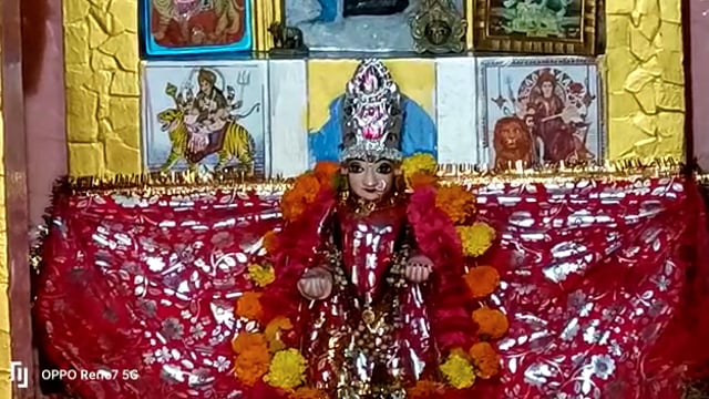 जालौन
शारदीय नवरात्रों पर आज़ जालौन नगर क्षेत्र में स्थित बड़ी माता मंदिर में धूमधाम से कर रहे हैं भक्त मां के दर्शन 