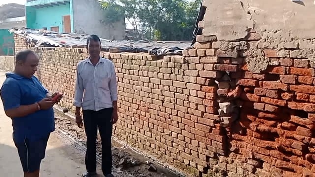 खैर कोतवाली के क्षेत्र गांव शिवाला कला में दीवार व मकान गिरा हुआ है किसान से कई बार शिकायत करने पर भी नहीं तोड़ रहा दीवा